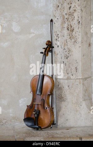 Un violino di un musicista di strada sulle strade di Budapest Ungheria Foto Stock