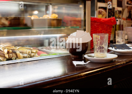 Vuoto in vetro caffè sulla barra Foto Stock