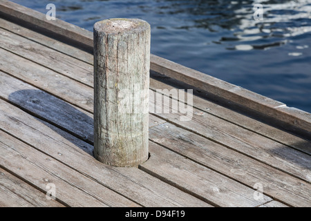 Vecchio bollard ormeggio sul molo in legno Foto Stock