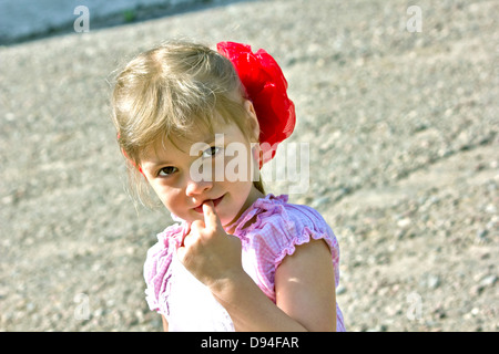 Bambina con un inchino Foto Stock