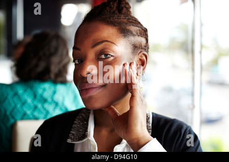 Imprenditrice nero sorridente Foto Stock