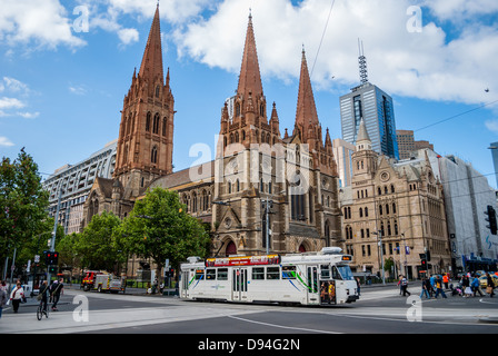 I tram e le automobili in Swanston e Flinders strade, centro di Melbourne, Australia. Foto Stock