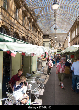 Bristol, Avon, Regno Unito: banchi di cibo e caffè in St Nicholas Market nel quartiere vecchio della città di Bristol Foto Stock