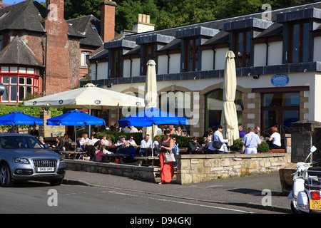 La trafficata Rail Bridge Cafe Bistro a South Queensferry nella città di Edimburgo in Scozia Foto Stock