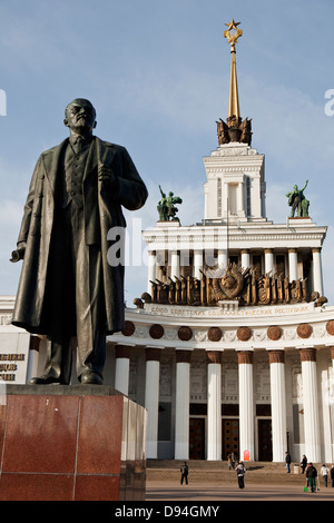 Statua di Lenin e il padiglione centrale, all-russia exhibition centre (vvc), MOSCA, RUSSIA Foto Stock