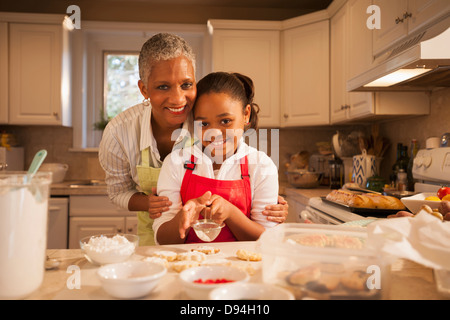 La donna e la nipote cottura in cucina Foto Stock