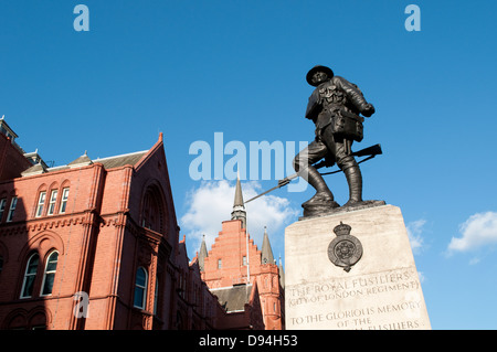 Il Royal London Fusiliers monumento su High Holborn, Londra, Regno Unito Foto Stock