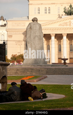 Persone senza dimora in un parco al Teatro Bolshoi di Mosca, Russia Foto Stock