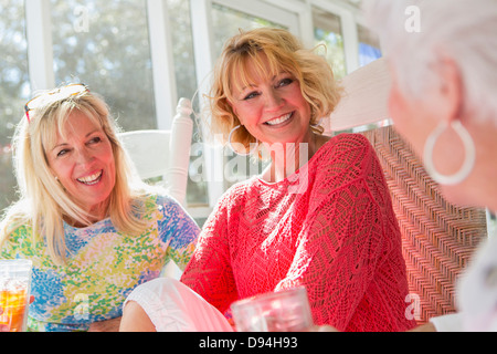 Donne caucasici parlando al portico Foto Stock