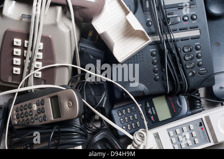 Un mucchio di polveroso vecchi telefoni in attesa di riciclaggio. Foto Stock