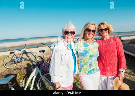 Donne caucasici sorridente all'aperto Foto Stock