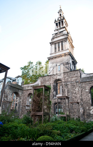 St Andrew's Gardens e Chiesa su High Holborn, Londra, Regno Unito Foto Stock