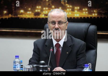 Ramallah, West Bank, Territorio palestinese. 11 Giugno, 2013. Il Primo Ministro palestinese Rami Hamdallah, presiede la prima riunione di lavoro del nuovo governo palestinese in Cisgiordania città di Ramallah il 11 giugno, 2013. Il nuovo governo ha prestato giuramento il 6 giugno dopo le dimissioni del premier Salam Fayyad nel mese di aprile del credito: credito: Issam Rimawi APA/images/ZUMAPRESS.com/Alamy Live News Foto Stock