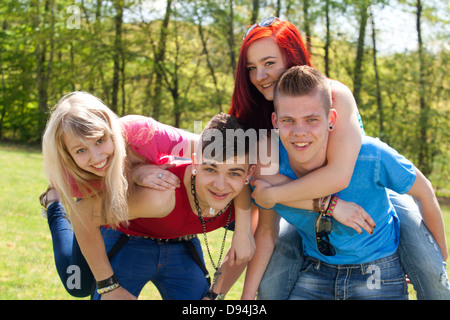 Giovane gruppo di adolescenti con magliette colorate sono divertimento Foto Stock