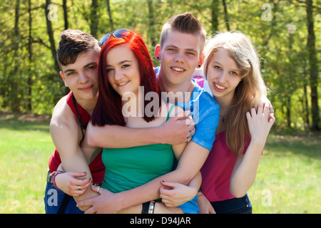 Giovane gruppo di adolescenti con magliette colorate sono divertimento Foto Stock