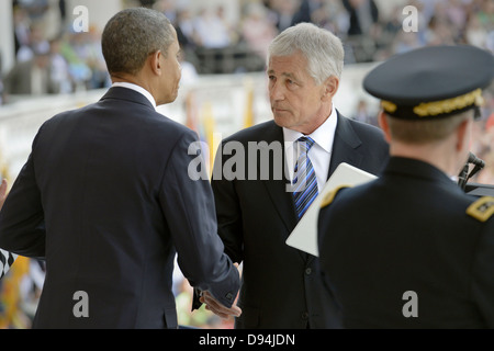 Il Presidente Usa Barack Obama è accolto con favore per il Cimitero Nazionale di Arlington dal Segretario della Difesa Chuck Hagel Maggio 27, 2013 in Arlington , VA. Foto Stock