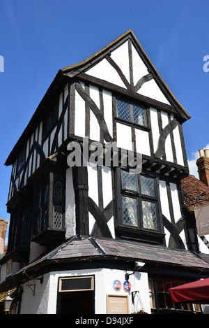 Xiii secolo "La Birdcage' pub, CORNMARKET, Thame, Oxfordshire, England, Regno Unito Foto Stock