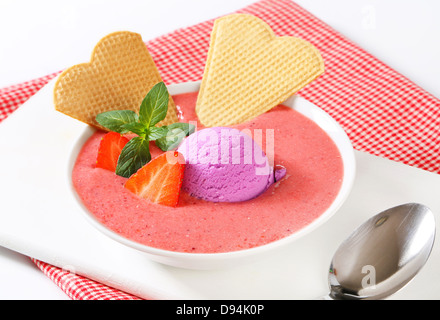 Refrigerate zuppa di fragole con cucchiaio di gelato e wafer Foto Stock