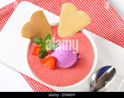 Refrigerate zuppa di fragole con cucchiaio di gelato e wafer Foto Stock