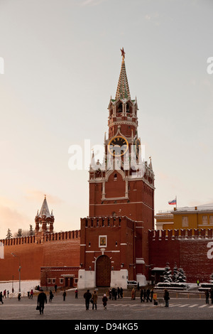 Un quadrato rosso con Salvatore tower (torre spasskaya), il Cremlino di Mosca, Russia Foto Stock