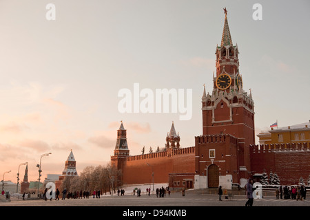 Un quadrato rosso con Salvatore tower (torre spasskaya), il Cremlino di Mosca, Russia Foto Stock