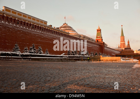 La piazza rossa con il Cremlino, torre nikolskaya, torre oruzheynaya e il mausoleo di Lenin a Mosca, Russia Foto Stock