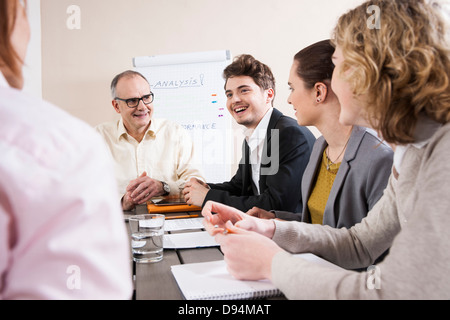 La gente di affari riuniti nella sala riunioni Foto Stock