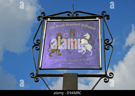 Segno di ingresso al "Royal Standard di Inghilterra' pub, quaranta verde, Beaconsfield, Buckinghamshire, Inghilterra, Regno Unito Foto Stock