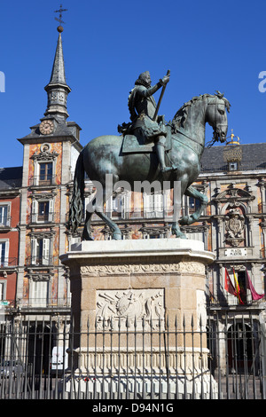 Statua equestre di Filippo III nella Plaza Mayor di Madrid con sfondo di ornati in Casa de la Panaderia. Foto Stock