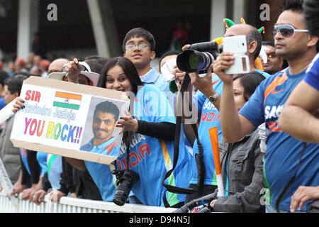 Londra, Regno Unito. 11 Giugno, 2013. Indian ventilatori durante l'ICC Champions Trophy international cricket match tra India e il West Indies all' Oval Cricket Ground su Giugno 11, 2013 a Londra, Inghilterra. (Foto di Mitchell Gunn/ESPA/Alamy Live News) Foto Stock