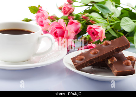 Fiori, tazza di caffè e dolci. Primo piano Foto Stock