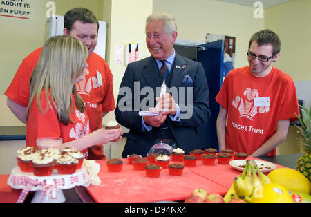 Dundee, Scotland, Regno Unito. 11 giugno 2013. Prince's Trust giovani servita su un diritto reale frullato di frutta di S.A.R. il Duca di Rothesay oggi (11 giugno), durante una visita ad un centro gestito dai giovani della carità di Dundee. Foto Stock