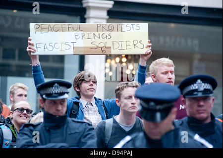 Londra, Regno Unito. 11 giugno 2013. un manifestante holdes una lettura della targhetta tranquilli proteste porta soldati fascista durante il London G8 proteste Credito: Piero Cruciatti/Alamy Live News Foto Stock