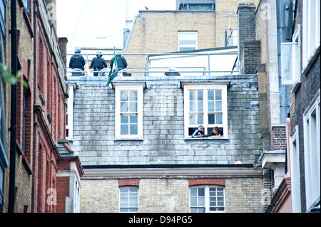 Londra, Regno Unito. 11 giugno 2013. La polizia antisommossa dispiegato in tetro street, West London amid G8 proteste Credito: Piero Cruciatti/Alamy Live News Foto Stock