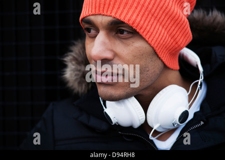 Ritratto dell'uomo all'aperto con le cuffie sul suo collo, Mannheim, Baden-Württemberg, Germania Foto Stock