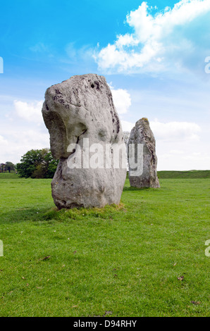 Pietre permanente ad Avebury, il più grande d'Europa preistorica cerchio di pietra Foto Stock