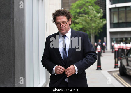 Londra, Regno Unito. 11 giugno 2013. Profilo Alto chef e ristoratore Marco Pierre White oggi era a rotoli edificio emis sione di ex partner commerciali sulla proprietà del XVII secolo country pub 'l'YewTree', situato nel Berkshire, Inghilterra. Credito: Jeff Gilbert/Alamy Live News Foto Stock