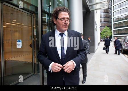 Londra, Regno Unito. 11 giugno 2013. Profilo Alto chef e ristoratore Marco Pierre White oggi era a rotoli edificio emis sione di ex partner commerciali sulla proprietà del XVII secolo country pub 'l'YewTree', situato nel Berkshire, Inghilterra. Credito: Jeff Gilbert/Alamy Live News Foto Stock