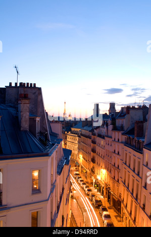 Di notte le luci striature striature chiare movimento vetture crepuscolo crepuscolo serale sui tetti di Parigi Francia Europa quartiere residenziale Lat Foto Stock