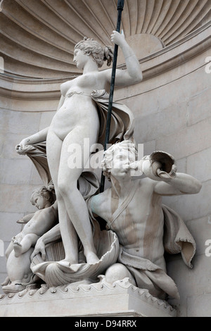 Statua sulla vasta Piazza dell'Unita d'Italia a Trieste, Italia. Foto Stock