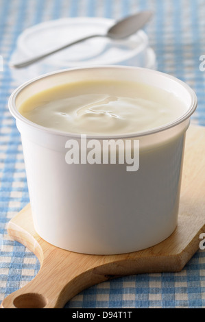 Close-up di crème fraiche sul bordo di taglio su sfondo Gingham, Studio Shot Foto Stock