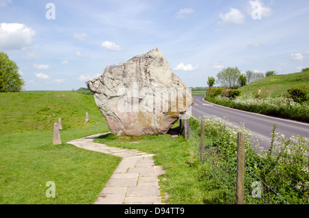 Pietre permanente ad Avebury, il più grande d'Europa preistorica cerchio di pietra Foto Stock