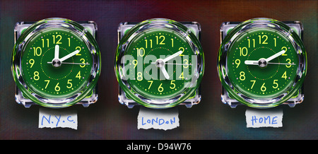 Panoramica dei tre orologi in plastica che mostra i fusi orari, Studio Shot Foto Stock