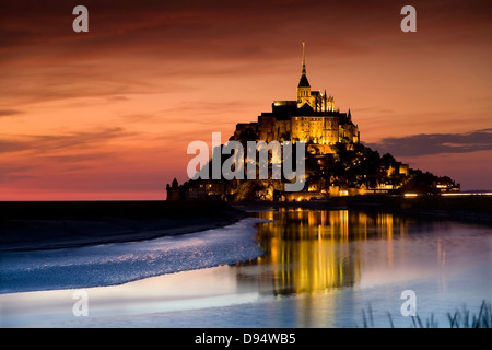 St Michael's Mount e la sua baia al tramonto, Manche reparto, regione della Bassa Normandia, in Normandia, Francia, Europa Foto Stock