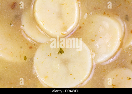 Molto vicino in vista della tedesca insalata di patate in una salsa di aceto. Foto Stock