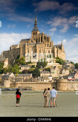 St Michael's Mount e turisti, Manche Department, Bassa Normandia, Francia, Europa Foto Stock