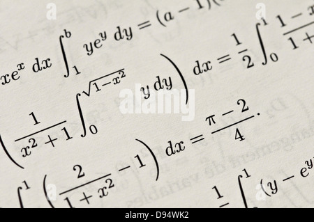 Vista ravvicinata della matematica segni sulla carta Foto Stock