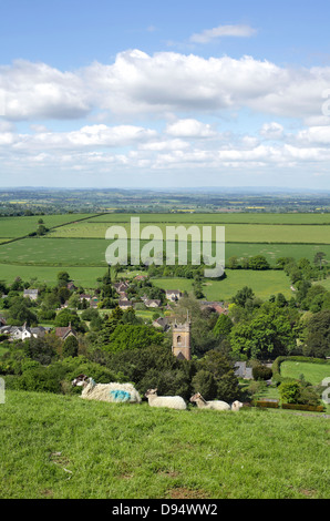 Guardando verso il basso sul villaggio di Corton Denham, Somerset da vicino a Corton Hill Foto Stock