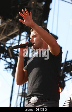 Giu 7, 2013: Musica Country cantante Easton Corbin intrattenuti durante il tardo pomeriggio. Il tuono sulla montagna alla montagna di gelso in Ozark, AR. Richey Miller/CSM Foto Stock