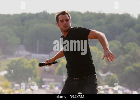 Giu 7, 2013: Musica Country cantante Easton Corbin intrattenuti durante il tardo pomeriggio. Il tuono sulla montagna alla montagna di gelso in Ozark, AR. Richey Miller/CSM Foto Stock